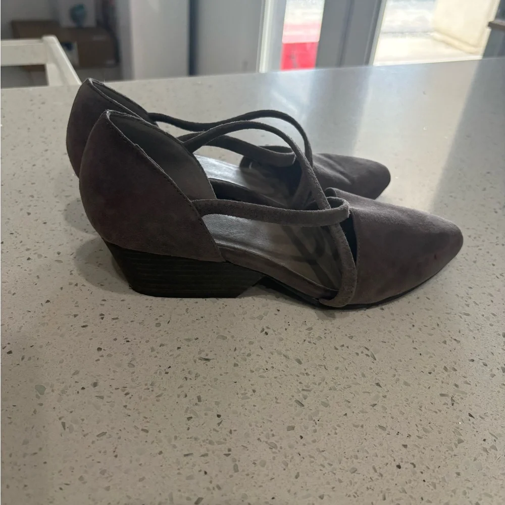 Eileen Fisher 6.5 Taupe Pointed-Toe Cross-Strap Low Heel Pumps - Picture 2 of 6